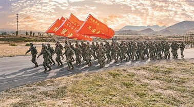 陆军某旅“特功五连”组织武装拉练（资料照片）。桂贤伟摄