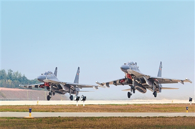 4月中旬，空军某部开展飞行训练。饶世达摄