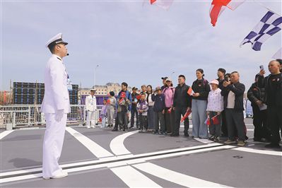 海军官兵向观众介绍开放舰艇情况。
