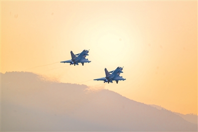 空军航空兵某旅组织飞行训练。图为双机编队起飞。肖 锐摄