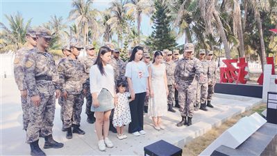 军人军属参观西沙烈士陵园。