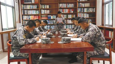 官兵开展故事分享会。