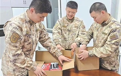 战士拆包裹的幸福瞬间。栾绪悦摄