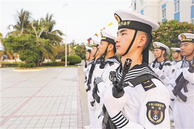 军营开放日战士们列队准备参加升国旗仪式。
