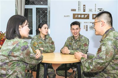 联建活动中，双方官兵进行座谈交流。龚澜涛摄
