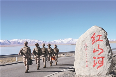 信息支援部队某旅红山河机务站官兵在巡线途中。耿 帅摄