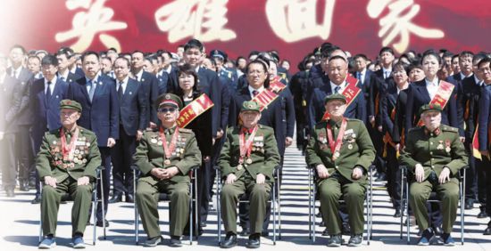 抗美援朝老兵及社会各界代表共同迎接英雄回家。