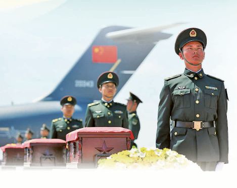 迎回仪式现场，礼兵在志愿军烈士遗骸棺椁旁伫立。作者供图