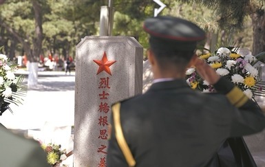 “杨根思连”官兵向老连长墓碑敬礼。李子峰摄