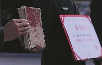 “杨根思连”英模档案（左）。