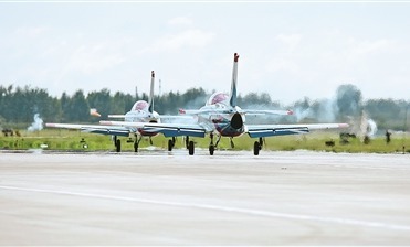 空军航空大学某部展开飞行训练。刘则明摄