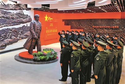 陆军兵种大学某士官学校学员在校史馆朱瑞雕像前举行纪念仪式（资料照片）。周士钰摄