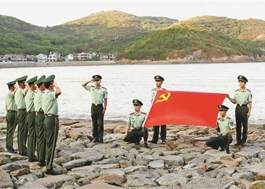 武警浙江总队舟山支队某中队党员重温入党誓词。许少迪摄