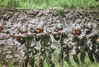 官兵组织战术训练。万林广摄