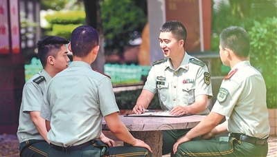 武警重庆总队某支队官兵讨论交流心得。李 东摄