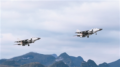 　　近日，空军航空兵某旅开展飞行训练。图为双机起飞。崔家赫摄