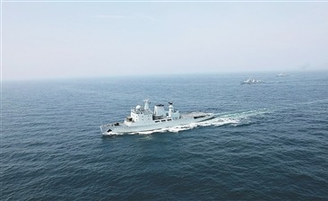 海军某舰开展海上训练。吴坤龙摄
