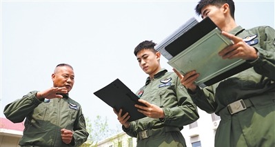陆军某旅某营飞行员正在进行飞行准备。孟宪森摄