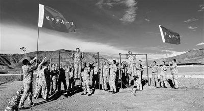 一连、二连官兵比拼场景。 刘建摄